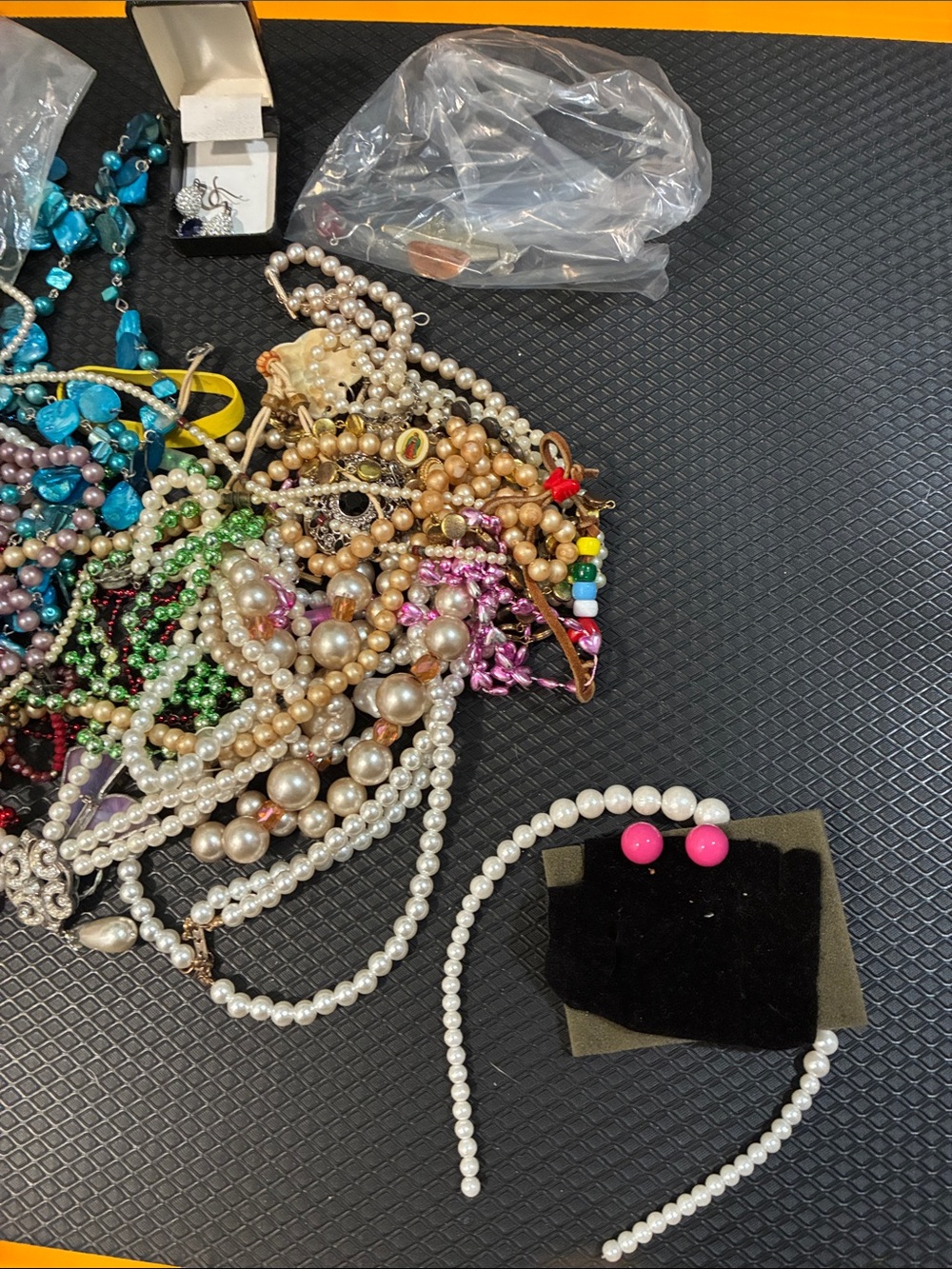 Mixed Costume Jewelry Lot - Multicolor Beaded Necklaces & Charms - Picture 4 of 6